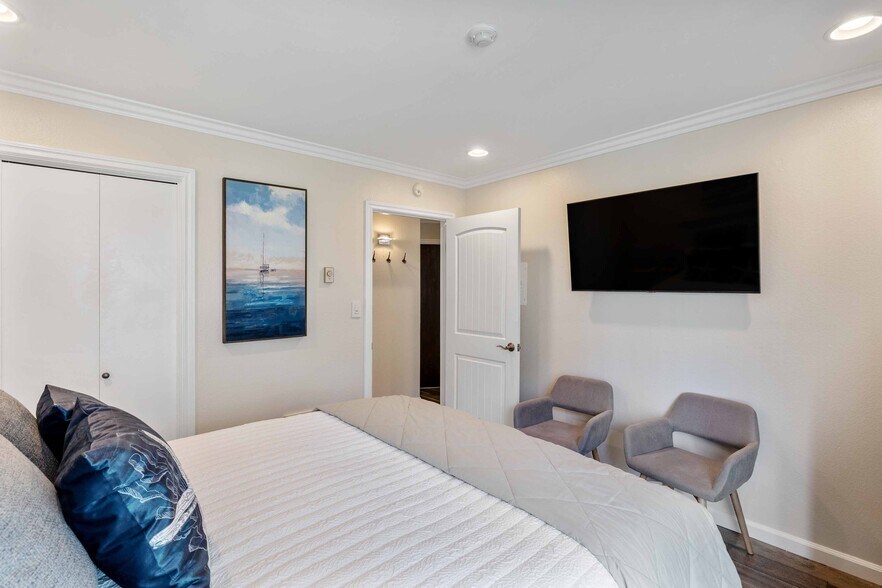 Building Photo - 640 The Vlg