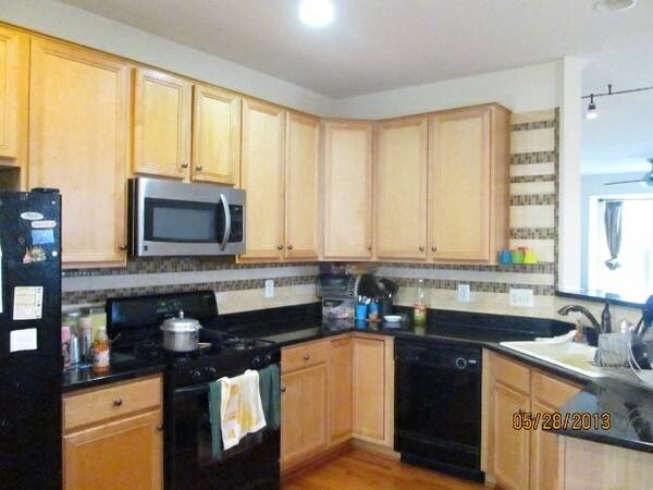 Kitchen - 512 Twintree Ter NE