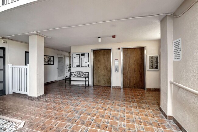 Building Photo - 6866 Huntington Ln