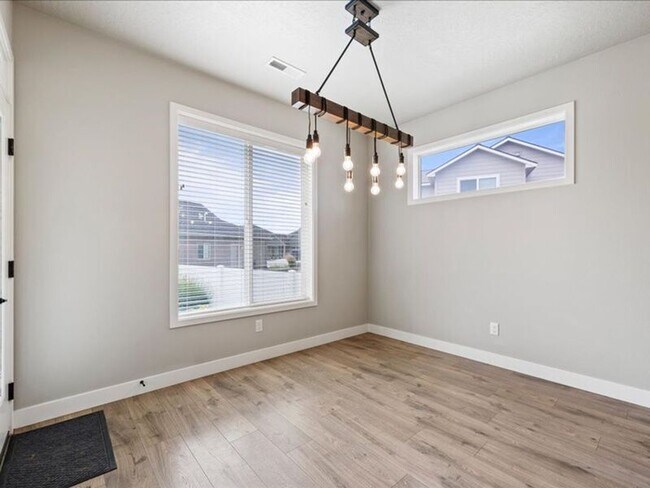 Building Photo - 4725 Roark Dr