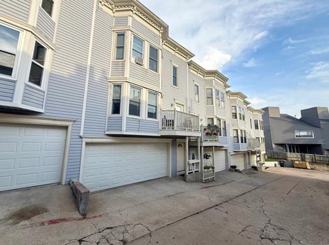 Building Photo - 2 Bed | 2 Bath Condo on Crybaby Hill