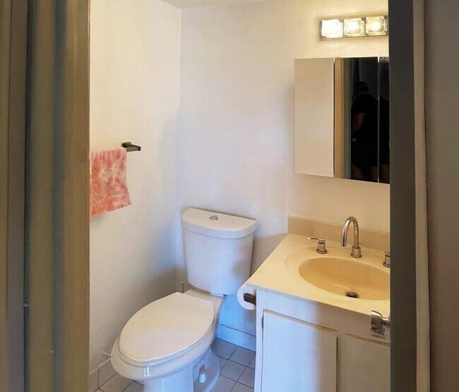 Building Photo - 901 Hillcrest Dr