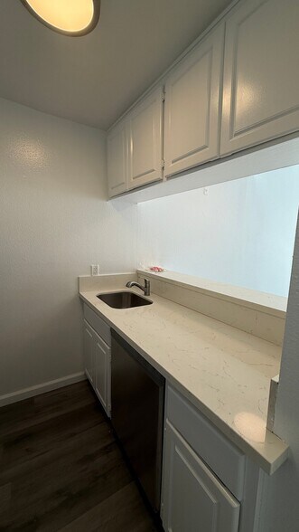 Building Photo - 7044 Hawthorn Ave