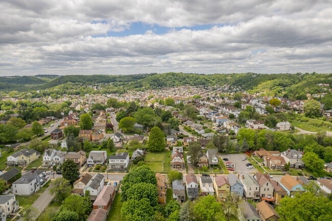 Building Photo - Stunning 2 Bedroom home in McKees Rocks Av...