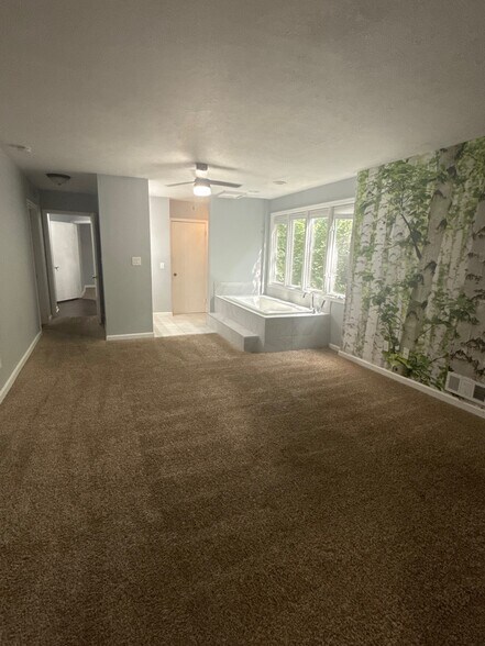 Bedroom 1 (Main)Super Large - 332 N Delaware Ave