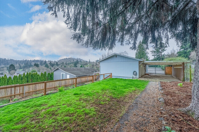 Building Photo - LARGE FOUR BEDROOM HOME WITH TWO KITCHENS