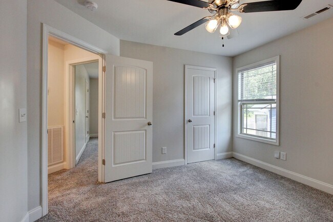 Building Photo - Beautiful Two Story Home With hardwood Flo...