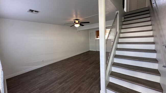 Building Photo - 2 bedroom townhome