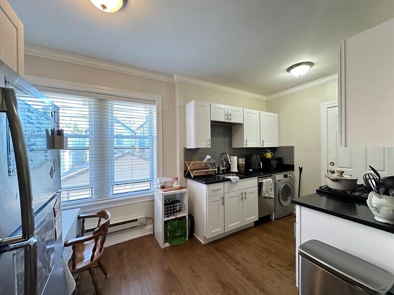 Building Photo - 3817 N Greenview Ave