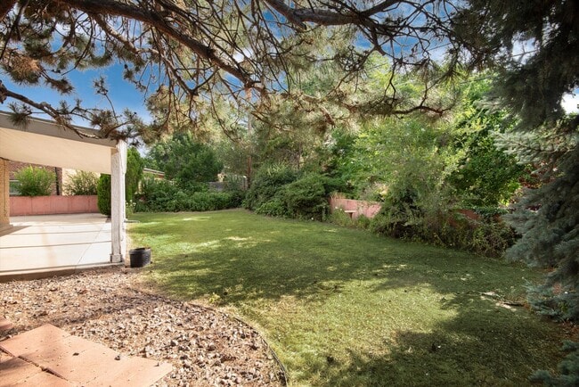 Building Photo - Vintage 5 bed Home in Green Mountain Estat...
