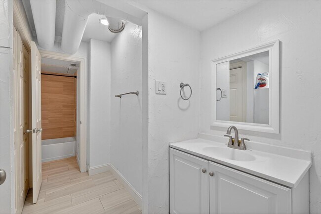 Building Photo - Las Colinas Area