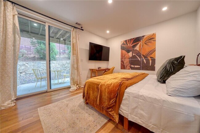 Building Photo - 829 Barnett St NE