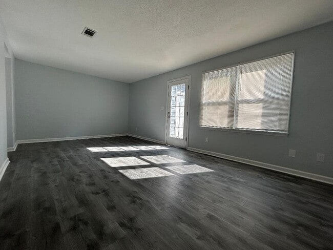 Building Photo - Spacious 3 bed Town Home!