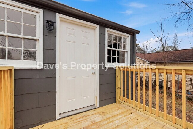 Building Photo - Beautifully updated and ready for its new tenants!