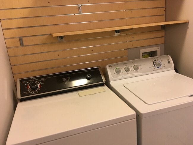 Building Photo - Lovely Townhouse! Fresh Paint, New Carpet, All Electric!  W/D Included, Privacy Fenced Backyard