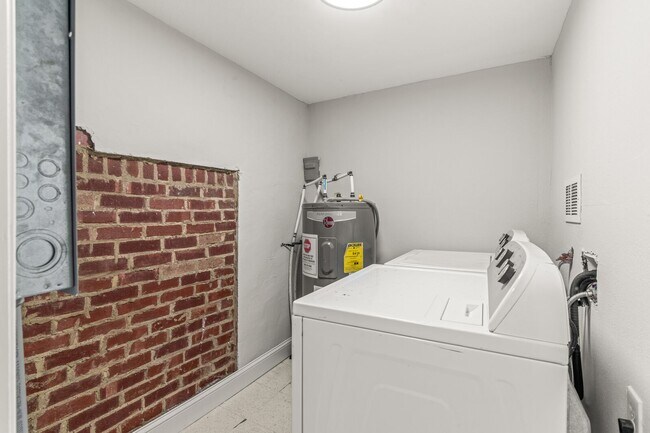 Building Photo - 2620 Mapleton Ave