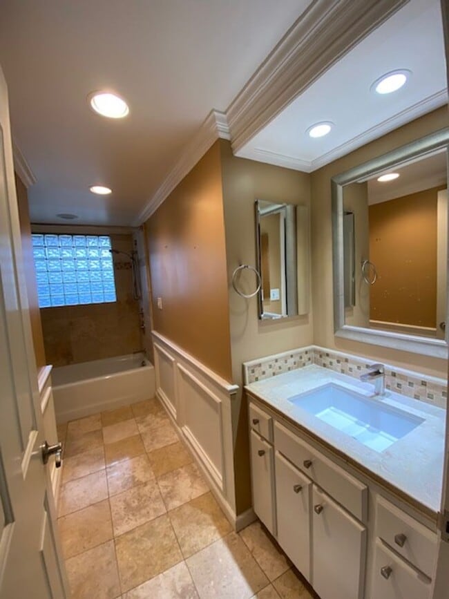 Building Photo - SPACIOUS 4 BEDROOM HOME IN SOUTH SALINAS