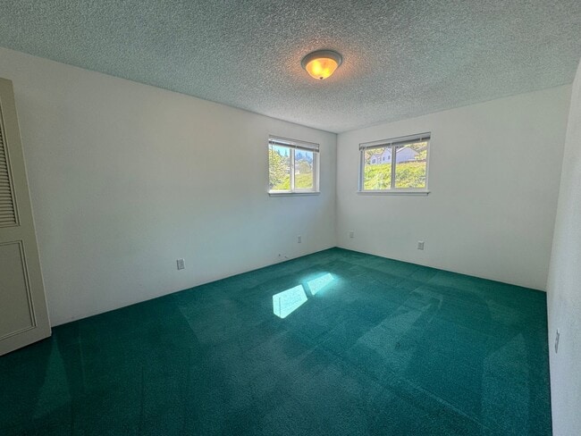 Building Photo - 2 Bedroom Upstairs apartment For Rent Loca...