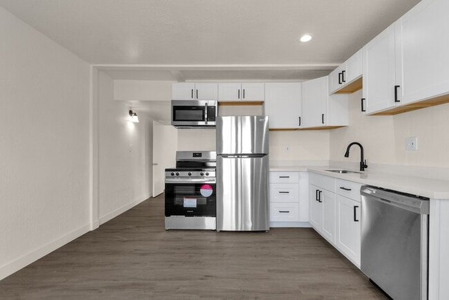 Building Photo - NEW EVERYTHING IN THE HEART OF DOWNTOWN!!