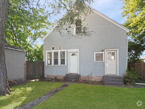 Building Photo - Pet Friendly Upper Unit 2 bedroom Duplex