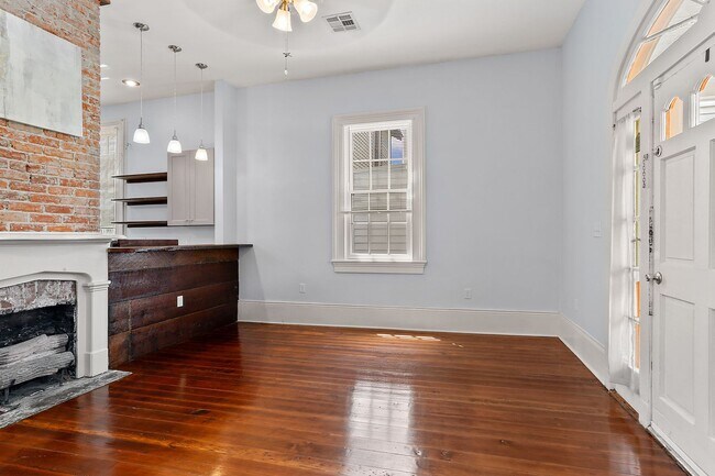 Building Photo - Charming New Orleans Shotgun with Historic...