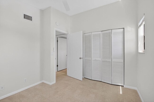 Building Photo - 6649 Somerset Dr