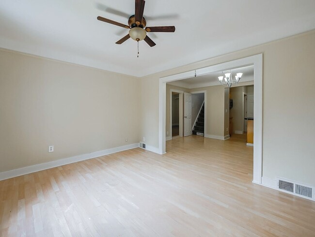 Building Photo - Charming 3 Bedroom Home Available in Quiet Pontiac Neighborhood