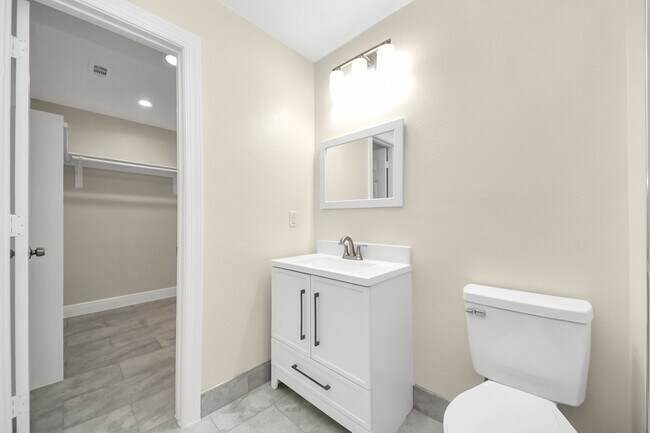 Building Photo - 7066 Villa Dr