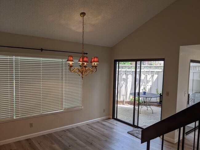 Building Photo - LOS GATOS  - Town House with designer upda...