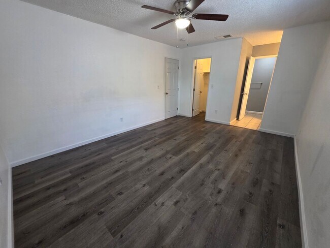 Building Photo - Gareth Ln - Triplex