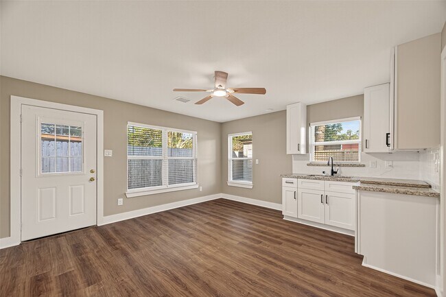 Building Photo - 2103 Woodway Dr