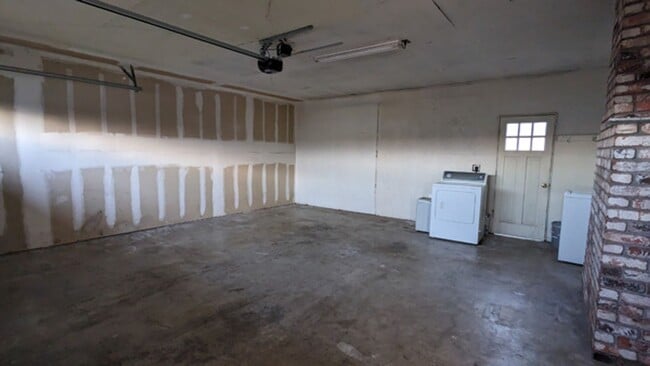 Building Photo - Quiet 4/2 in the Arcata Bottoms