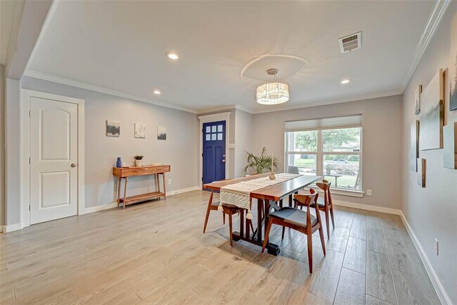 Building Photo - 5806 Cartagena St