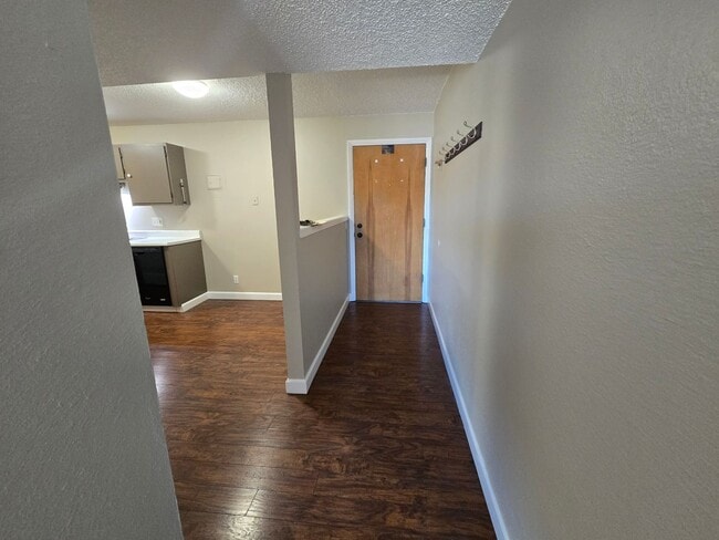 Building Photo - Sunny and Fresh One Bedroom Condo Available For Rent in Louisville!