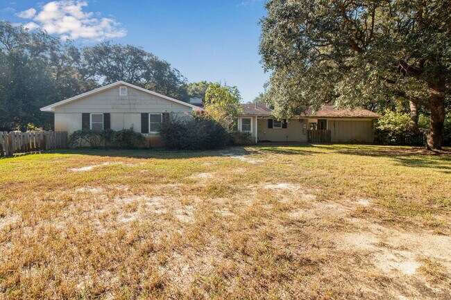 Building Photo - 701 Planet Dr