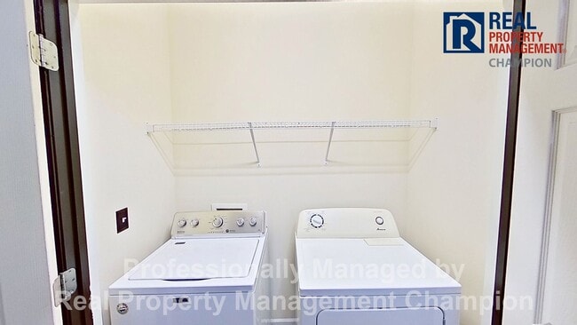 Building Photo - Beautiful Two Story Townhome with Lots of Storage!!