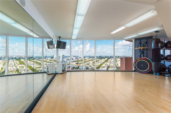 Building Photo - 300 South Pointe Dr