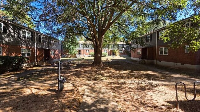 Building Photo - Move-In Special! Spacious One Bedroom Apartment Near Little 5 Points & Virginia Highlands