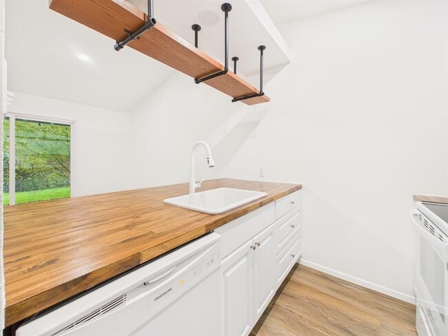 Building Photo - 1305 Hollow Creek Dr