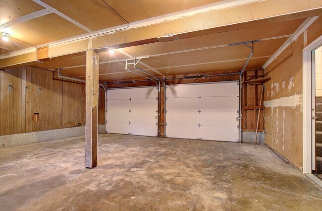 Building Photo - Coveted Cascade Park Area Split Entry Home