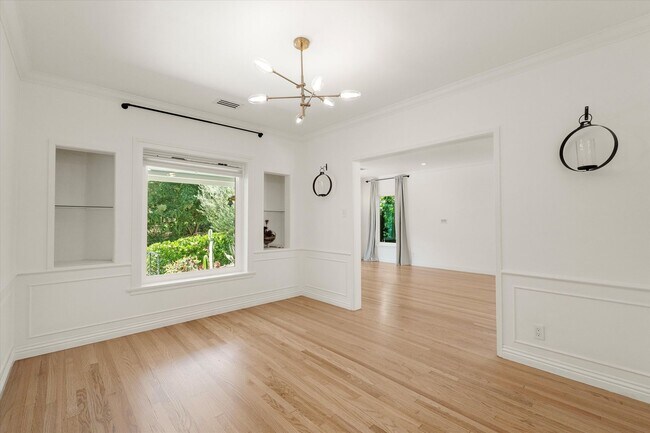 Building Photo - This beautifully updated 4-Bed, 2-Bath Hom...