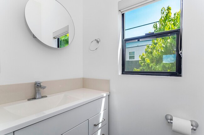 Building Photo - 1444 Stearns Dr