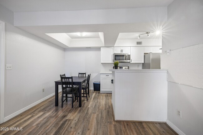 Building Photo - 10610 S 48th St
