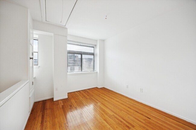 Building Photo - 319 S 10th St