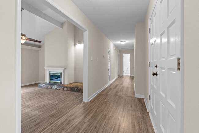 Building Photo - 219 Brooks Dr