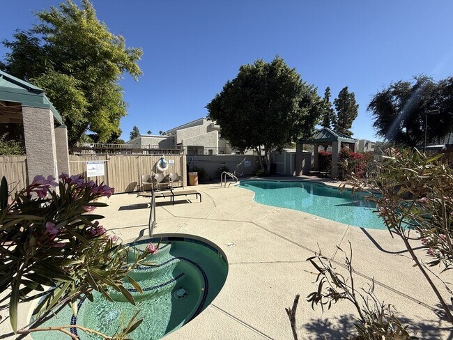 Building Photo - 2027 E University Dr