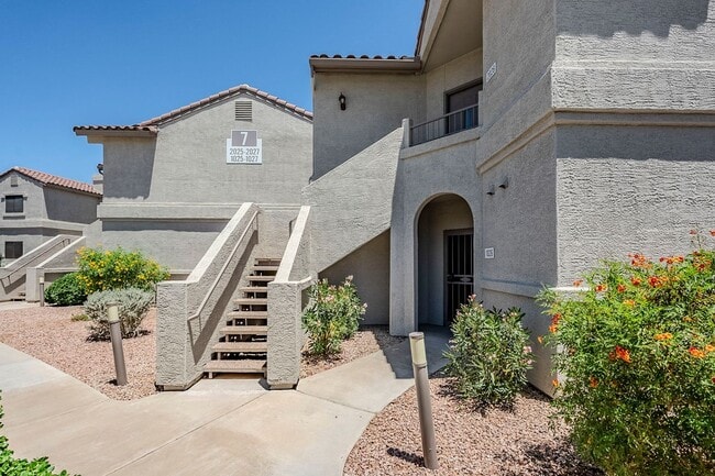 Building Photo - Stunning 2 Bed 1.5 Bath Condo in Scottsdal...