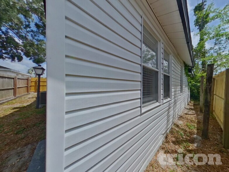 Building Photo - 3250 Prescott St N