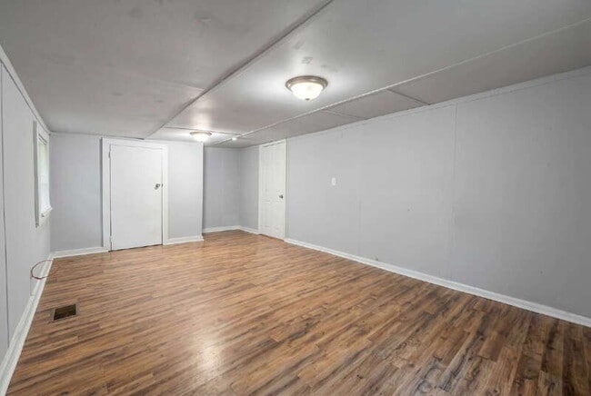 Building Photo - 122 Collins Rd