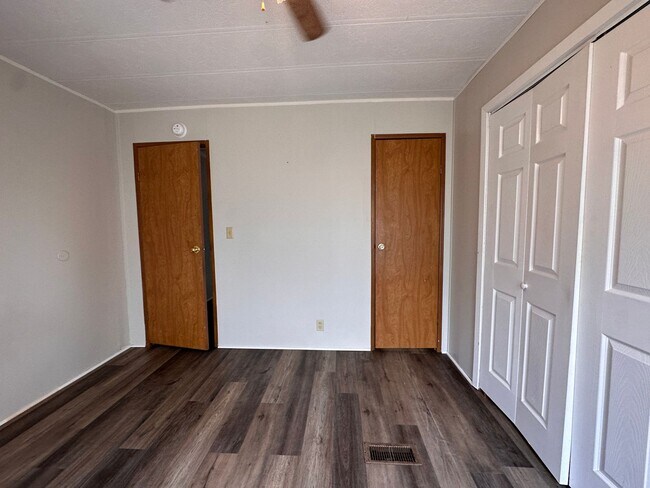 Building Photo - Awesome 2/2 Trailer in Westlake for rent!